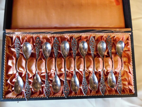 12 zilveren lepeltjes in originele doos