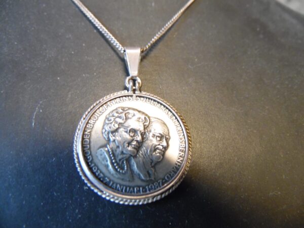 ketting met hanger n.a.v. gouden bruikoft Bernard en Juliana