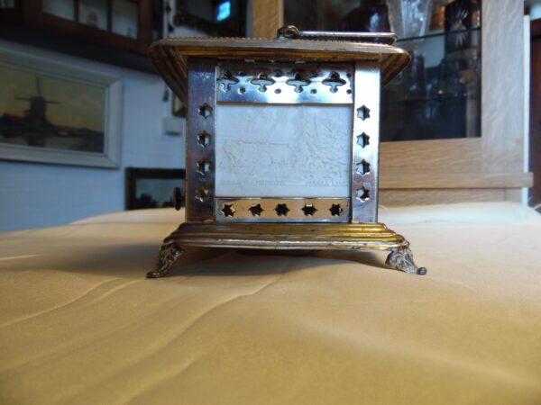 theelichtje met wit bewerkt glas