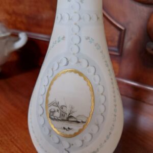 Opaline vaas met sneeuwlandschap