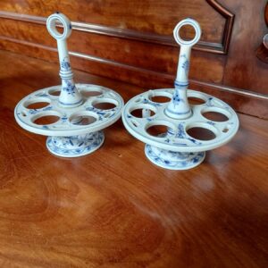 2 porseleinen eierhouders.