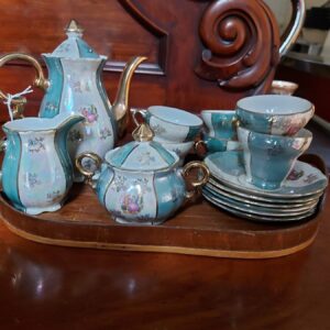 Vintage theeserviesje op dienblaadje