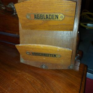 Wandrekje voor het opbergen van post of leesmateriaal