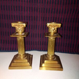 set kandelaars in de stijl van een Korinthische zuil