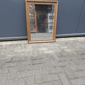 Spiegel met gouden lijst