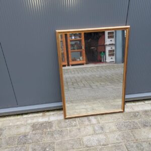Spiegel met gladde “gouden’ lijst
