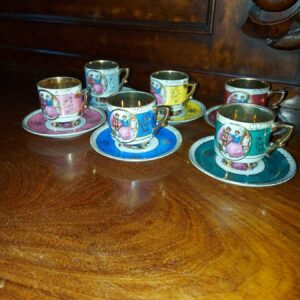 Set antieke porseleinen demitasse kop en schotels