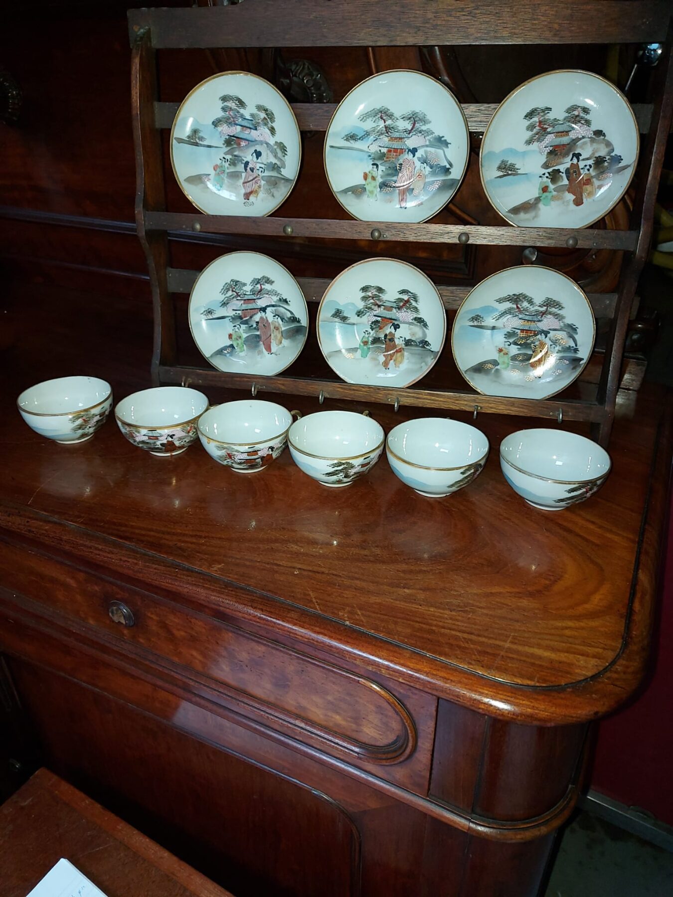 Rekje met 6 kop en schotels