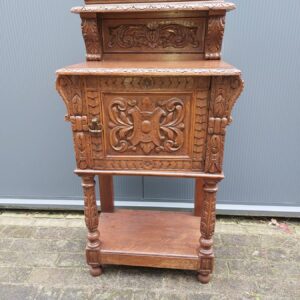 antiek kastje in de neorenaissance stijl