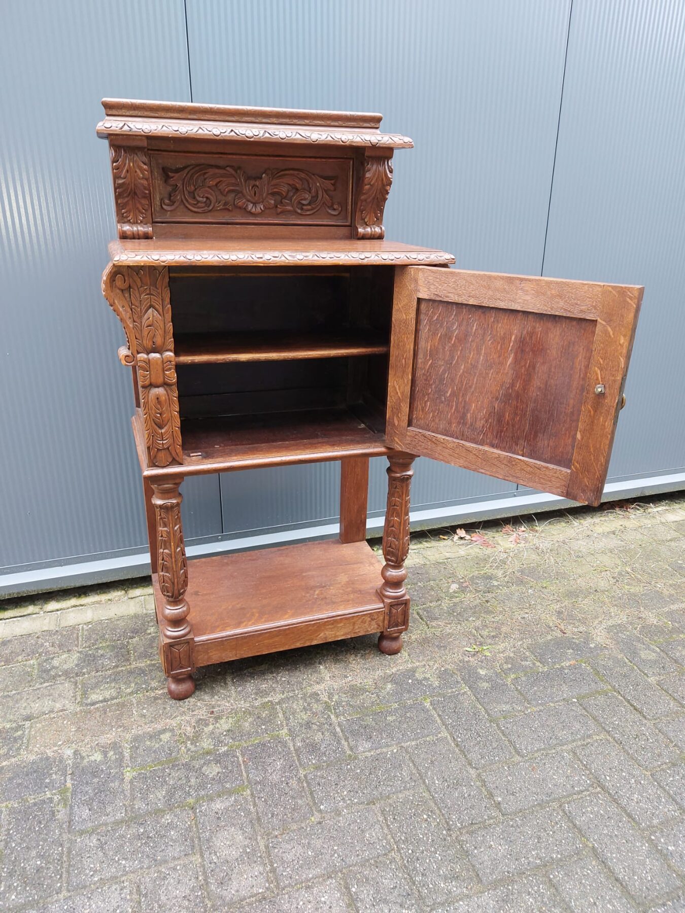 antiek kastje in de neorenaissance stijl - Afbeelding 2