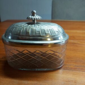 Vintage glazen doosje met metalen deksel
