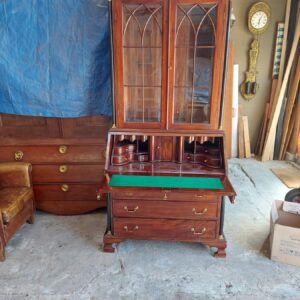 Buro met opstand/vitrinekast